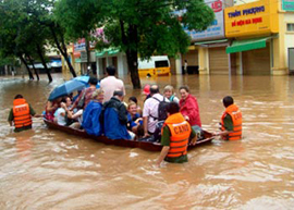 Yên Bái làm tốt công tác di dời dân và khách du lịch ra khỏi vùng lũ trong cơn bão số 4 năm 2008. (Ảnh: Q.T)